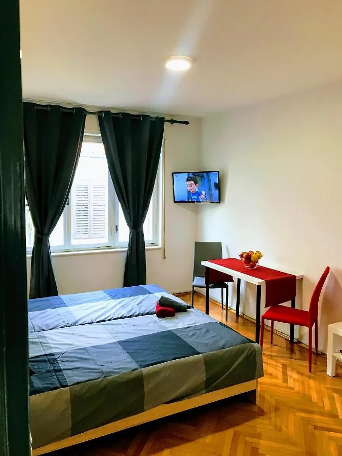 Pula Center Old Town Apartments And Rooms 3*,